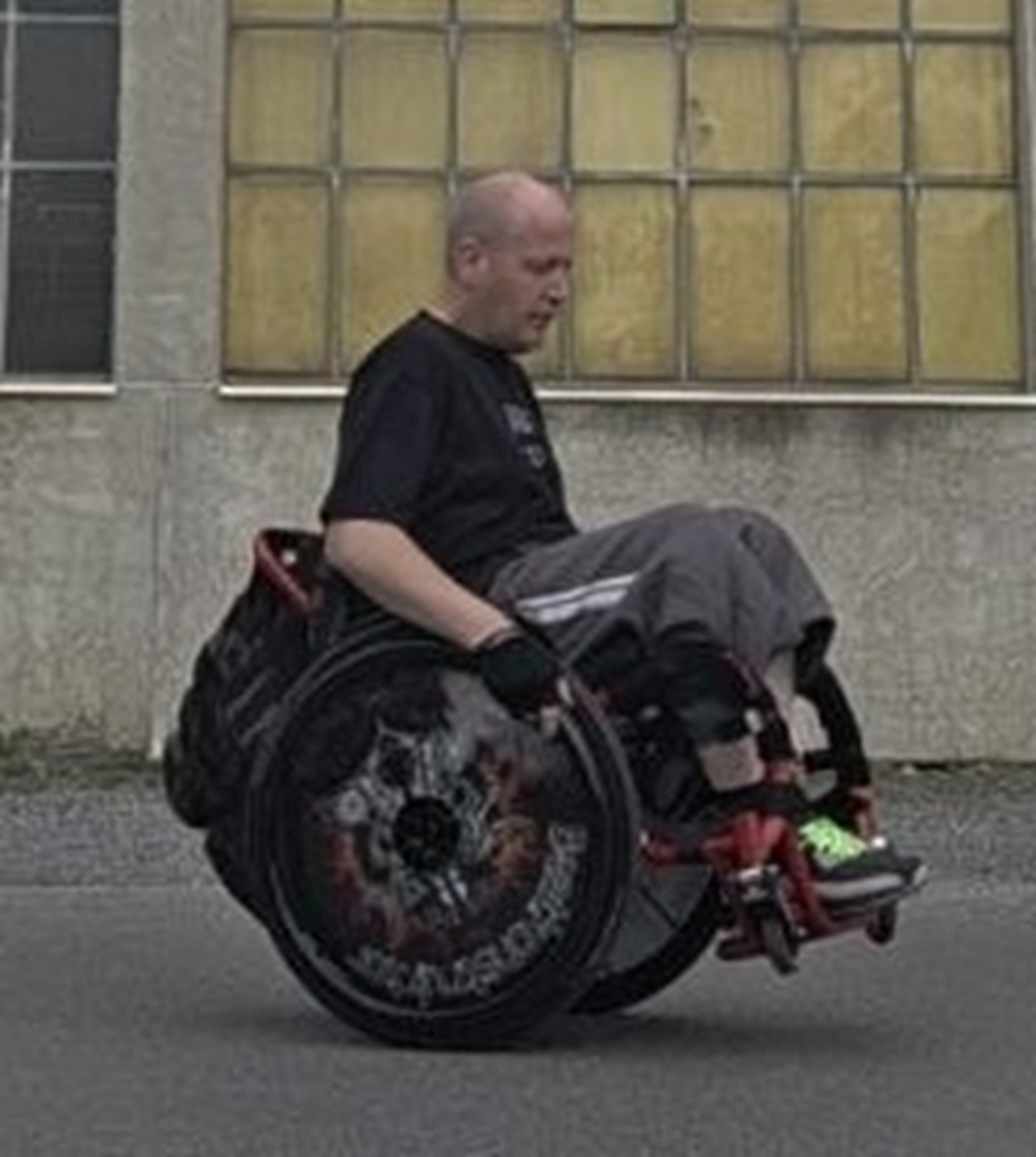Christopher Grochow bei einer aktiven Bewegung im Rollstuhl im Außenbereich